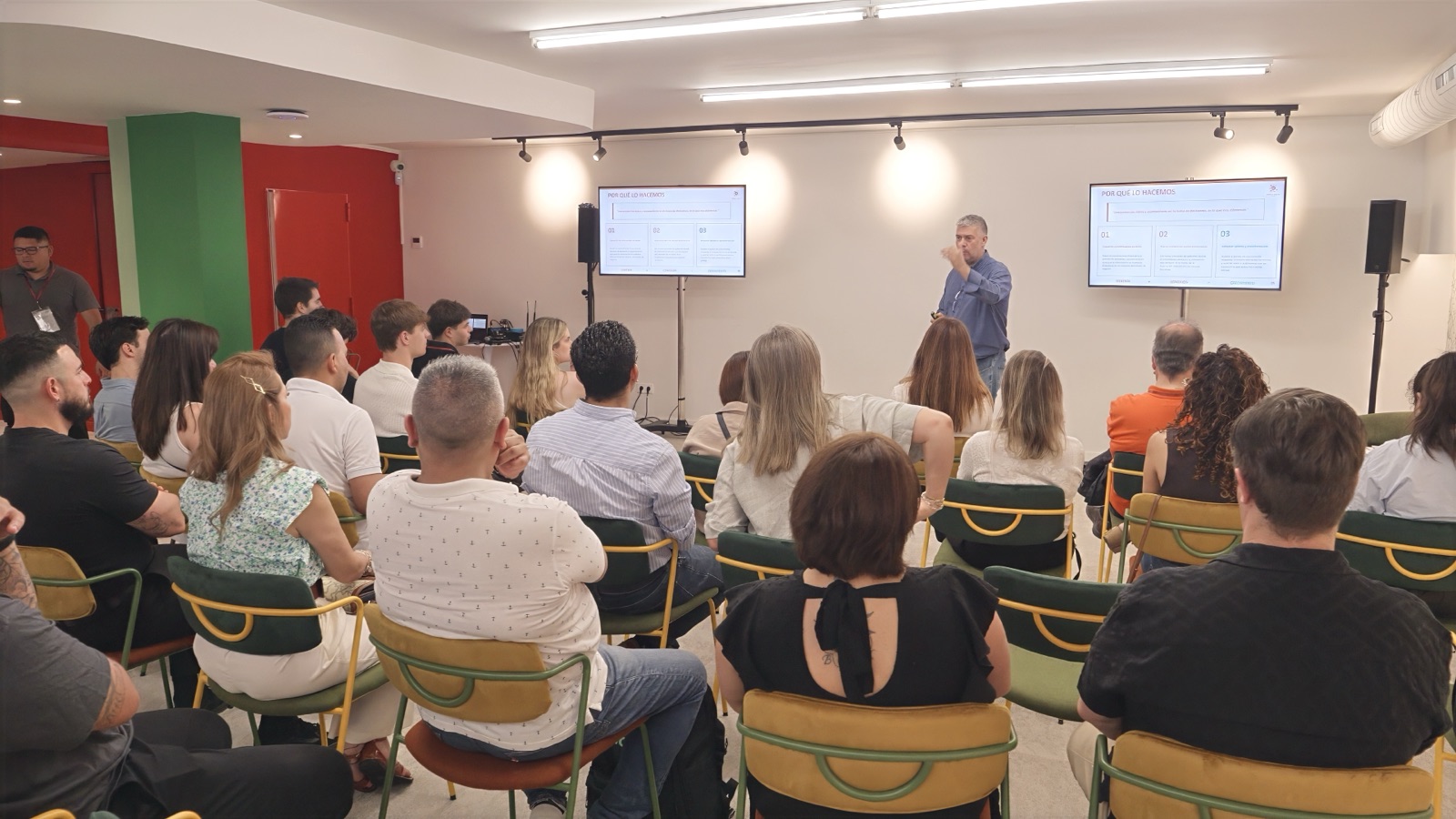 Membres de B58 fent networking al Poblenou